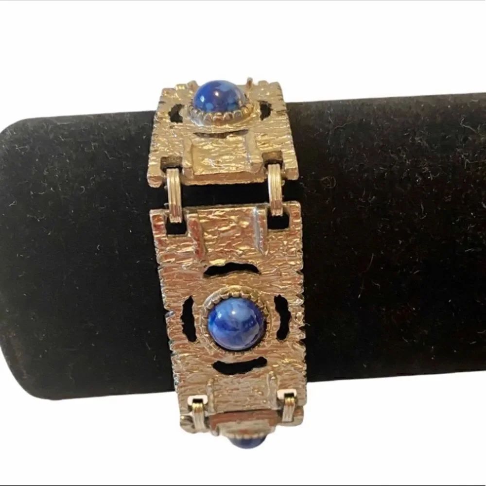 Vintage Celebrity Silver Toned Bracelet w/ Deep Blue Cabochons. Very str…